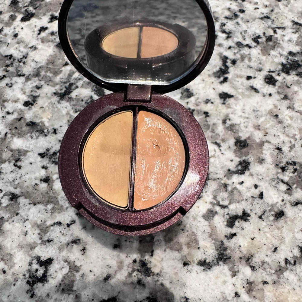 Laura Mercier Loose Setting Powder - Cream and Brown - Picture 4 of 5